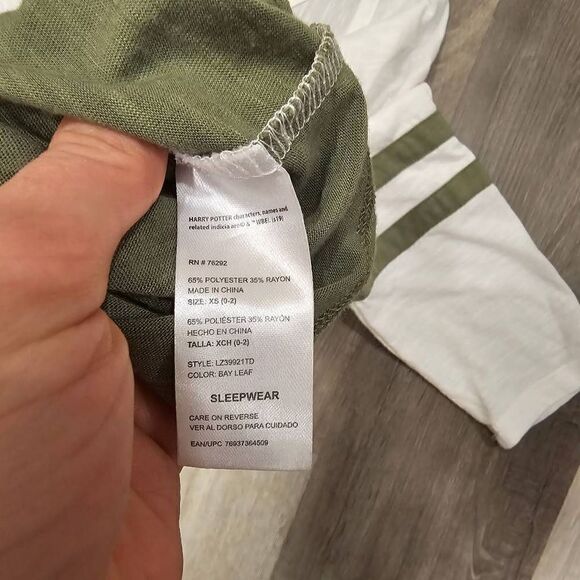 Harry Potter Hogwarts Sleepwear top size small - Picture 6 of 6